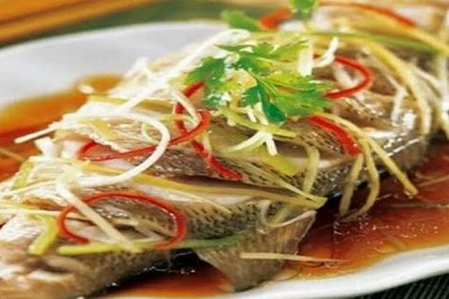 Nhiều người quen ướp gia vị khi hấp cá nhưng phải cho thứ này vào cá mới thơm ngọt, không bị tanh và khô