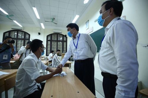 Chủ tịch Hà Nội kiểm tra công tác phòng dịch Covid-19, động viên thí sinh thi tốt nghiệp THPT