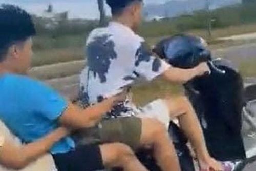 Từ hình ảnh trên mạng, Công an phạt nhóm thanh niên kẹp ba, bốc đầu