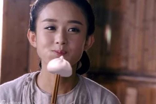 Triệu Lệ Dĩnh bị chỉnh sửa video thành kẻ tham ăn biếng làm
