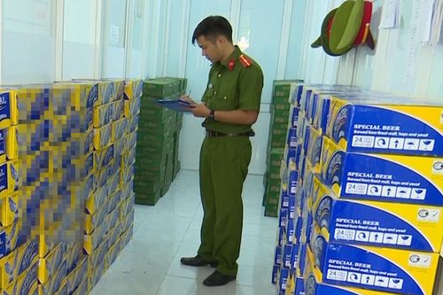 Phát hiện xe tải chở hàng trăm thùng bia nhập lậu