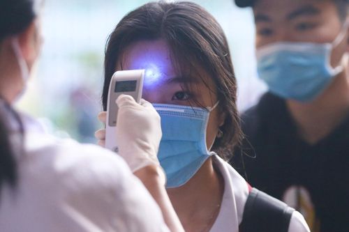 Sát khuẩn tay, đo thân nhiệt thí sinh trước giờ thi Ngữ văn