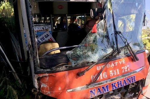 19 người thoát chết khi xe khách gặp nạn