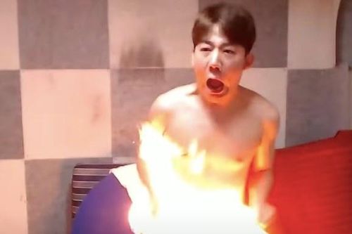 YouTuber Hàn gây sốc khi đốt vùng nhạy cảm để livestream
