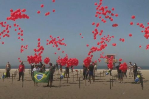 Brazil thả 1.000 quả bóng bay tưởng nhớ 100.000 người chết do Covid-19