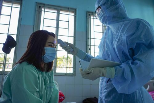 Từ phòng cách ly, bác sĩ làm thơ tặng con đi thi