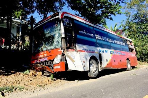 Tai nạn giao thông mới nhất hôm nay 9/8: 19 người thoát chết khi xe khách gặp nạn