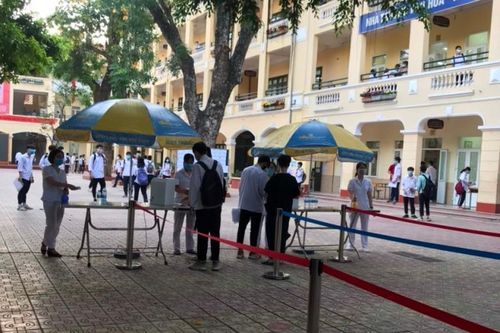 Quận Hoàng Mai: Một thí sinh thi THPT 2020 biểu hiện sốt được tách vào phòng riêng