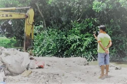 Phát hiện vụ chôn lấp hơn 100 bao rác thải nguy hại