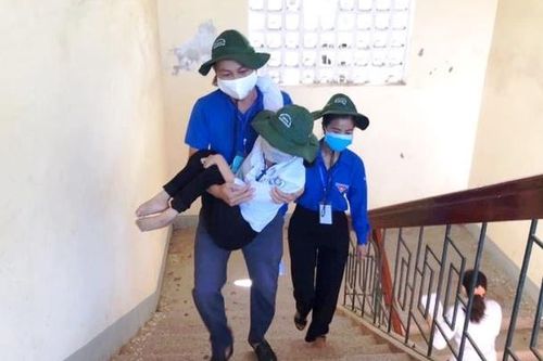 Xúc động hình ảnh tình nguyện viên đưa đón thí sinh khuyết tật từ nhà đến tận điểm thi