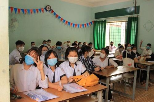Ngay trong đêm tối thầy cô đến biên giới hỗ trợ thí sinh tới điểm thi