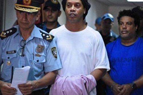 Nộp phạt 90.000 USD, Ronaldinho được trả tự do