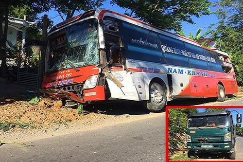 Đánh lái sang vệ đường, tài xế xe khách khiến 19 hành khách trên xe 'hú vía'