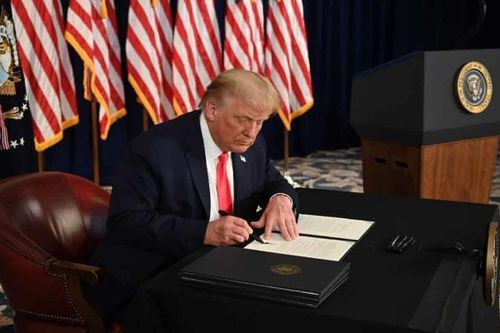 Tổng thống Mỹ Trump ký sắc lệnh gia hạn cứu trợ kinh tế do Covid-19
