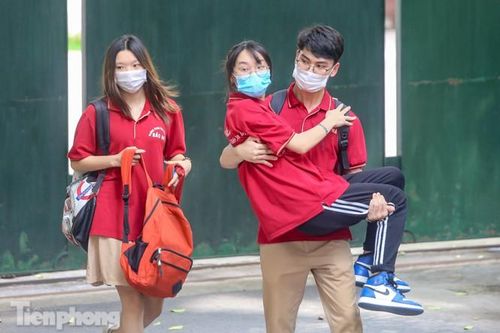 Một thí sinh gãy chân, được bạn bế rời điểm thi sau giờ làm bài Ngữ văn