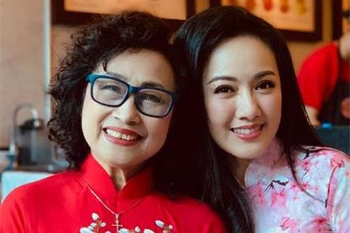 BTV Hoài Anh xinh đẹp bên 'giọng đọc huyền thoại' Kim Tiến