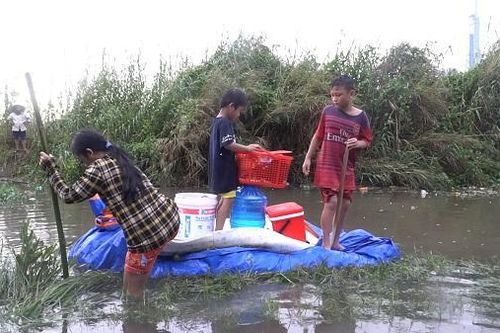 Dứt mưa hơn 2 ngày, khu trọ ở TP.HCM vẫn chìm trong biển nước