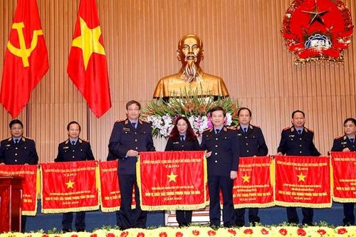 Viện trưởng VKSND tối cao tặng Bằng khen cho tập thể và cá nhân
