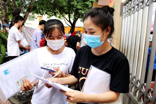Thí sinh Nghệ An 'thở phào' vì đề Toán dễ, dự báo điểm thi sẽ cao