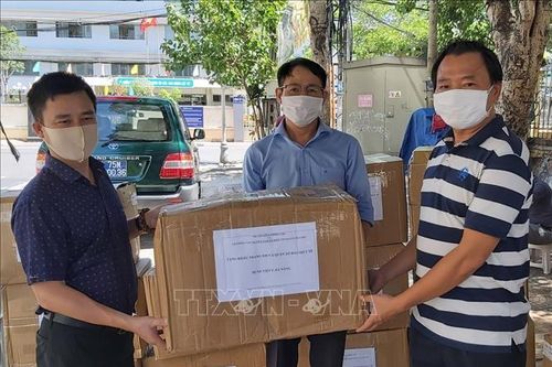 Trao tặng khẩu trang N95 và đồ bảo hộ y tế cho lực lượng phòng, chống dịch Đà Nẵng