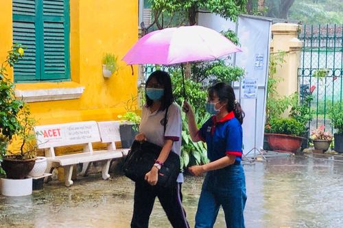 Chiều 9/8: Thí sinh TP Hồ Chí Minh đội mưa đi thi Toán