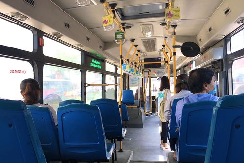 Hoạt động xe buýt sau diễn biến mới của Covid-19: Cận cảnh những chuyến vắng tanh, khách di chuyển lo ngại