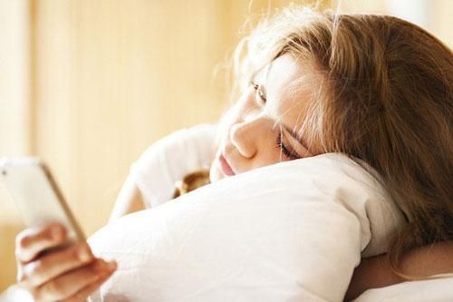 Sáng ngủ dậy tuyệt đối đừng làm 5 việc này kẻo sức khỏe bị 'bào mòn' lại rất hại cho não
