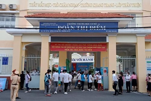 Thí sinh có mặt tại điểm thi từ sớm chuẩn bị cho môn thi đầu tiên của kỳ thi tốt nghiệp THPT 2020