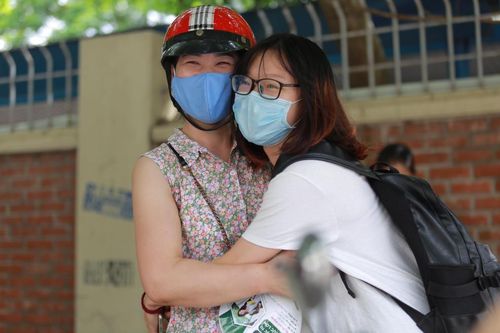 Xúc động hình ảnh phụ huynh và thí sinh vui mừng ôm, dắt tay nhau sau môn thi đầu tiên