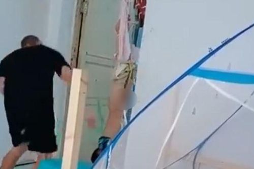Phẫn nộ clip người đàn ông treo ngược bé trai lên cửa rồi đánh đập dã man