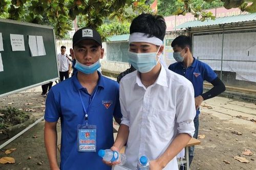 Nam sinh nén đau thương đội tang cha đi thi tốt nghiệp