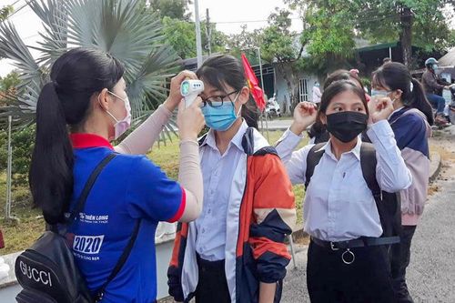Thí sinh được 'bảo vệ 2 lớp' trước khi vào phòng thi
