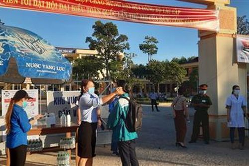 Vĩnh Linh: Cấp phát 250 khẩu trang miễn phí cho học sinh thi tốt nghiệp THPT