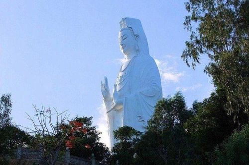 Bồ-tát cứu giúp hay tự chuyển nghiệp?