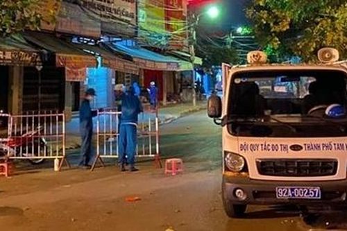Bé trai 11 tuổi được cách ly trong đêm do nghi nhiễm COVID-19