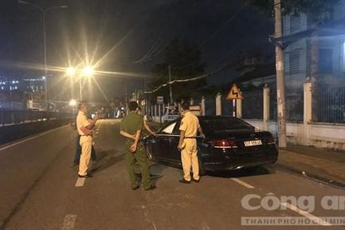TPHCM: Mercedes nhào lộn như trong phim, tài xế không chịu đo nồng độ cồn
