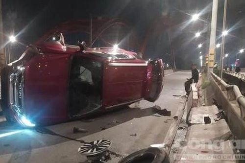 Ô tô lật nhào trên cầu ở Sài Gòn, 2 người bị thương