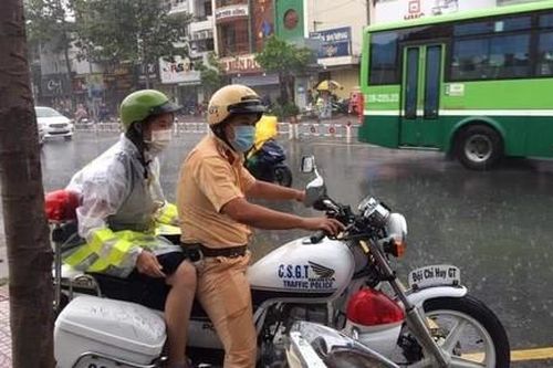 TP.HCM: Xúc động trước hình ảnh CSGT nhường áo mưa, hỗ trợ thí sinh