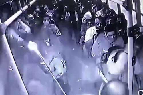 Cảnh sát đấu súng với 2 tên cướp trên xe buýt ở Mexico