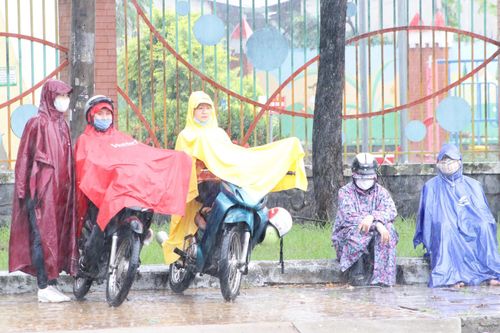 Xúc động phụ huynh TP.HCM dầm mưa chờ con trước cổng trường thi