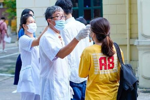Hình ảnh thí sinh tốt nghiệp THPT được đo thân nhiệt trước khi vào thi môn Ngữ văn