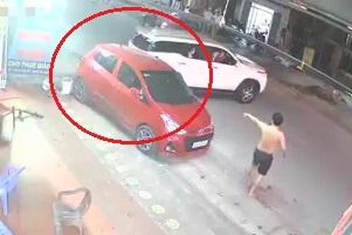 Ôtô lùi ra đường bất cẩn va chạm với xe khác