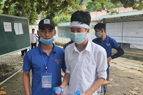 Bố mất, thí sinh đeo khăn tang đến trường thi