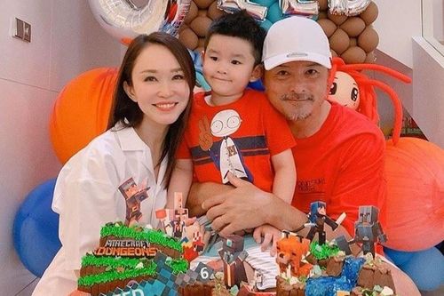 Phạm Văn Phương - Lý Minh Thuận đăng ảnh hạnh phúc mừng sinh nhật con