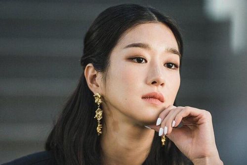 Seo Ye Ji đeo toàn trang sức nghìn USD trong phim 'Điên thì có sao'