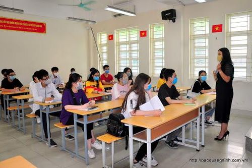 Quảng Ninh: Thiếu đề thi, thí sinh ngồi đợi hàng giờ đồng hồ