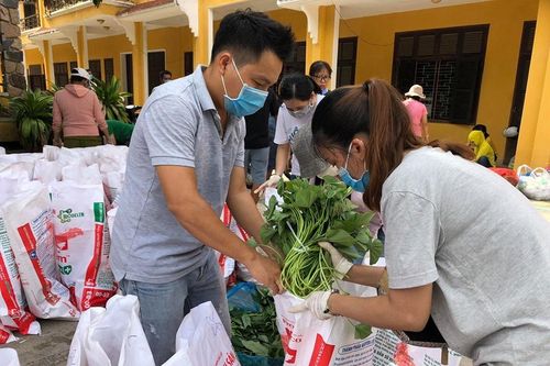 Đi từng ngõ, tiếp tế từng nhà...