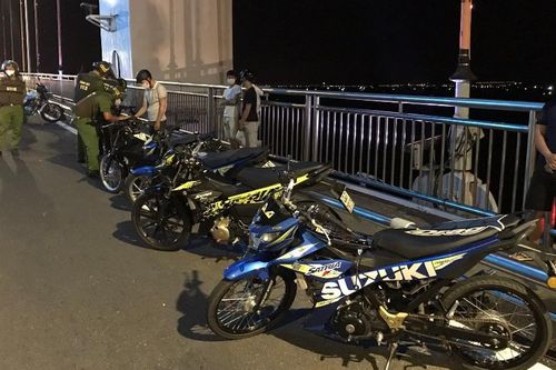Xử lý 8 tay xế Suzuki rủ nhau đua kéo