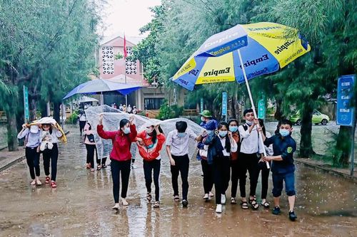 Thí sinh miền Trung thi tốt nghiệp THPT 'về đích' an toàn