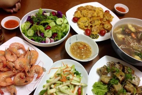 Thấy mâm cơm tươm tất, chồng 'tối sầm mặt' mỉa mai